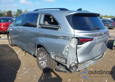 2021 Toyota Sienna Le z USA, uszkodzony, nr VIN 5TDKRKEC6MS068206